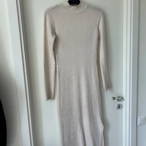 Lång stickad klänning  - Beige stickad klänning  Ny skick använd 2 gånger  + frakt 