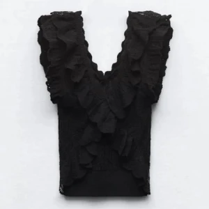 Populär virkad topp från zara - Populär Svart topp från zara i storlek S. Passar även en xs då den är stretchig. Superfin och endast använd 1 gång därav jättefint skick/som vid ny skick. Hör av er vid frågor/köpa🫶🏼