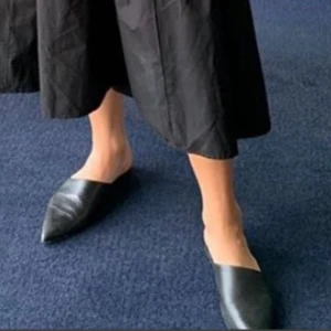 Svarta loafers från Vagabond - Säljer ett par svarta loafers från Vagabond. De är i skinn och i bra skick samt väldigt bekväma att ha på sig. Storlek 41.