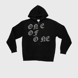 One of one hoodie - One of one hoodie, ungefär alla pärlor är fortfarande kvar, stl S. Både till tjejer och killar! Nypris 1000 kr