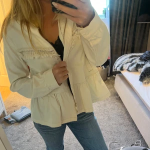 Jeans jacka  - Fin jacka i jeans från reserved i stl 34/xs, använd en gång, fint skick. 