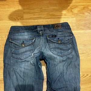 Bootcut jeans  - Från lee❤️ som man ser på 5e bilden är det ett hål💗 innerbenslängd=77cm Midjemått rakt över=40cm