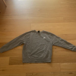 Nike tröja - Kan användas vanligt och till träning, storlek L och bra skick