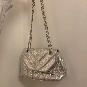 Handväska Pull&Bear - Varan är endast använd någon gång. Inga defekter förekommer. 