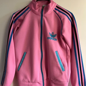 Rosa adidas kofta  - Super fin rosa adidas kofta i en gammal modell. Nypris vet jag inte exakt då den inte finns kvar att köpa men skulle tro kring 300-500kr. 💓