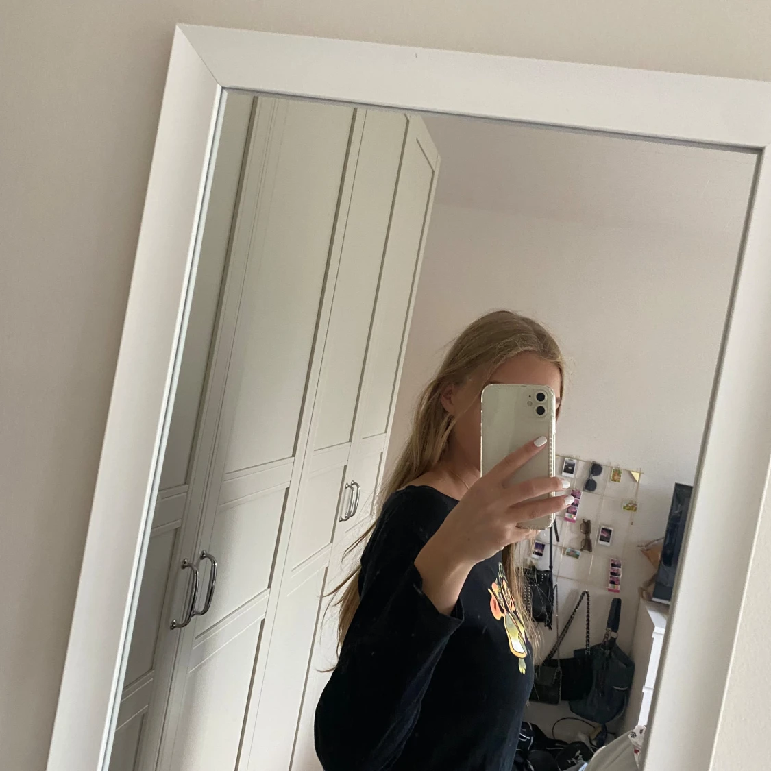 Svart långärmad tröja med färgglada figurer - 91