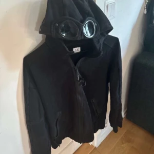 C.P company hoodie  - Jättefin hoodie från C.P company! Säljer pågrund av att den blivit för liten💕Det är en herrmodell då jag säljer den åt min kille! Skriv för fler bilder 