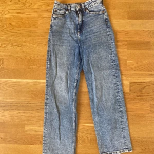 Högmidjade blåa jeans - Säljer ett par hödmidjade blåa jeans. De är vida och raka i passformen. Kommer tyvärr inte till användning hos mig!