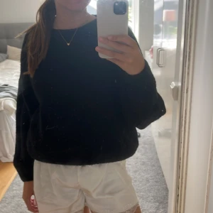 Svart stickad tröja  - Assnygg svart och basic stickad tröja som passar till allt!! Den är ifrån Chelsea och är i one size men uppskattar storleken till ungefär S!💞💞knappt använd och det helt ny ut💞