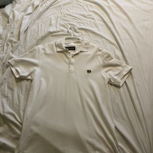 Lyle&scott - Hej,säljer nu dena piké för att de inte är min still fräsch och Stilren piké som man kan använda när som. Storlek m hör av dig om du har några funderingar.