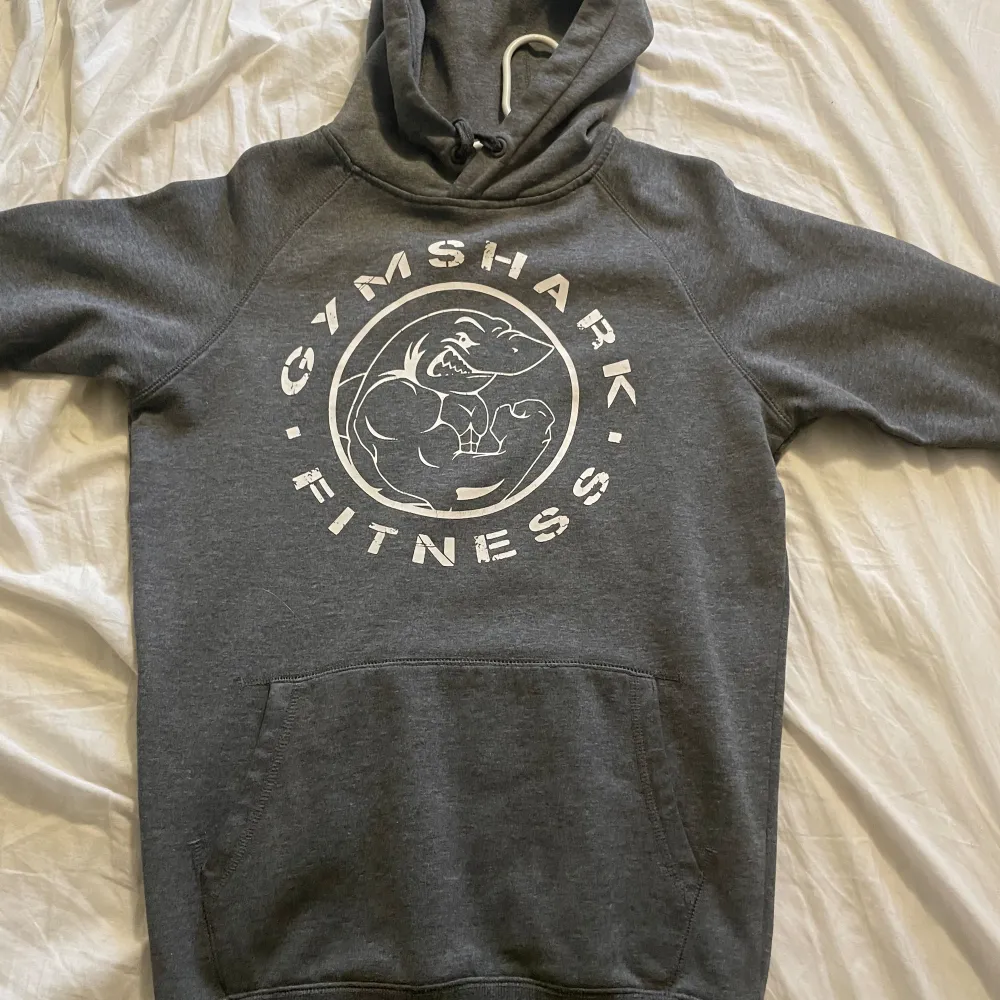 Tjena, säljer nu min gymshark hoodie för att den ej kommer till men den är i bra skick. Storlek S men den passar lätt M kanske till och med en L. Om du har några frågor eller funderingar så är de bara att höra av dig. . Hoodies.