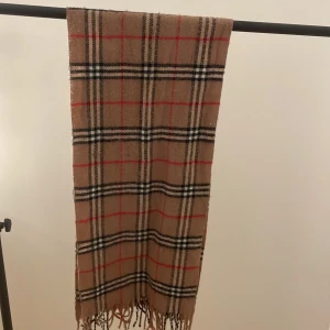 Burberry halsduk - 8/10 skick då jag sällan har använt den