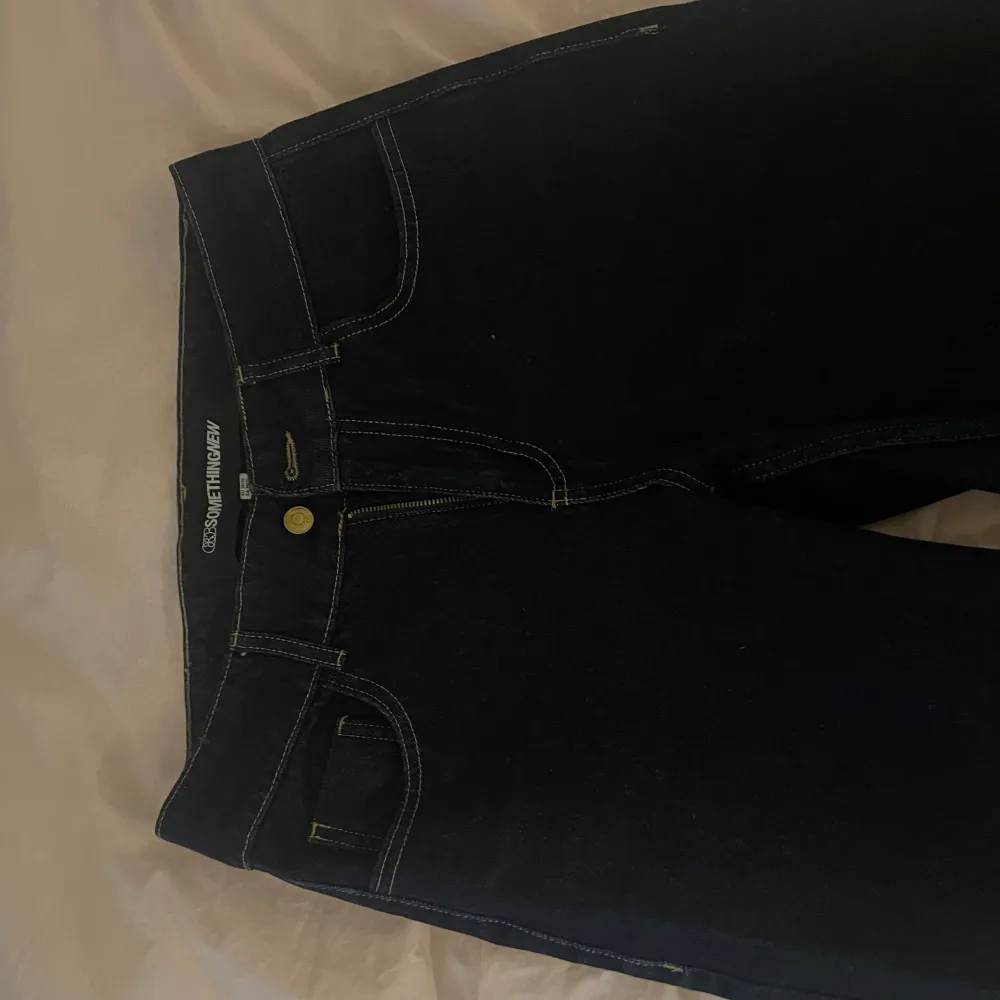 Jättefina jeans från vero Moda, low waisted! Knappt använda och jättefint skick. Köpare står för frakt 🌟🌟. Jeans & Byxor.