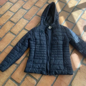 Höst jacka - Mörkblå höstjackan från wrangler, använd en säsong 