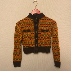 Kofta - Så vacker kofta som tyvärr kommer till för lite användning. Så unik och vackra färger. I använt skick🧡