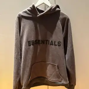 Fear Of God Essentials hoddie i fint skick. Storlek S Köpt på Miinto för 2359kr 