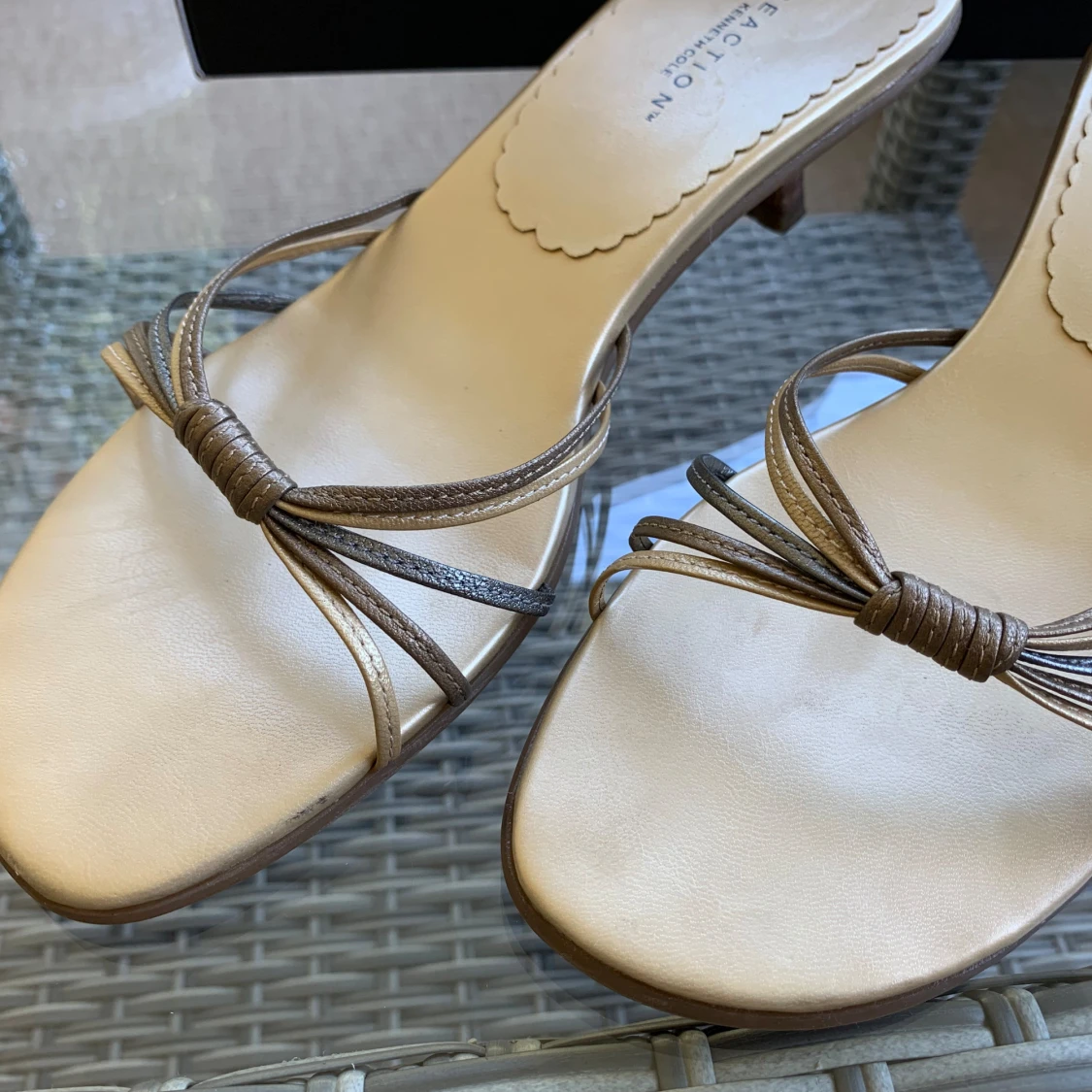 Guldfärgade sandaler från Kenneth Cole Reaction - 1