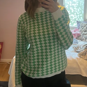 Stickad tröja - Stickad tröja med vita och gröna rutor.☺️ bra skick. Storlek L men snarare M