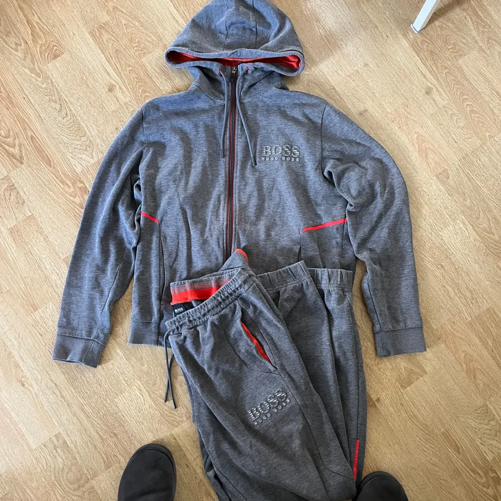 Nypris 3800kr!! Hugo boss Tracksuit/dress i bra skick! Köpt för cirka 5 år sen inga fläckar bara hålet vid snöret på byxan har töjts ut men inget som syns kan skicka bild. Tröjan är storlek M och byxorna L. Säljer bara hela tracksuiten. . Hoodies.