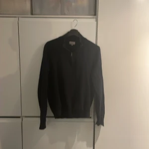 Halv zip - En mörkblå Halvzip ifrån märket Murrey! Mycket fint skick på tröjan. Tröjan är liten i storleken så den passar garanterat dig som vanligtvis bär S. Hör av dig vid minsta fråga!😁