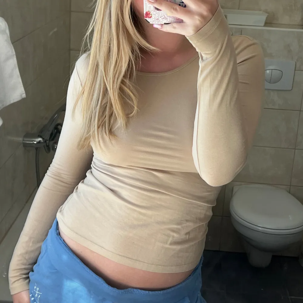 Säljer en beige långärmad tröja i storlek S, super bra basic att ha. 💛. T-paidat.