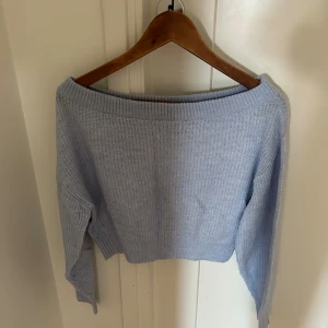 Ljusblå stickad tröja - En jättefin ljusblå stickad tröja från h&m! Den är off shoulder och i väldigt bra skick. Säljer eftersom att den är för liten, jag är 166 cm. Pris kan diskuteras