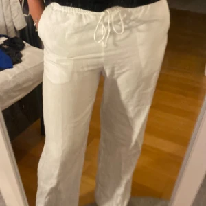 Linnebyxor  - Vita linnebyxor ifrån hm, använda enstaka gånger, är i mycket bra skick. Inte märkt av krympning av linne tyget i tvätten. Är 170 cm och de passar bra i längden.