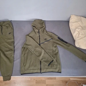 Nike Tech fleece - Jag har haft den i runt 4 månader och jag köpte den av en vän, jag har använd den men det finns nästan inga märken på att den är använd, både byxor och tröjan är i storlek L