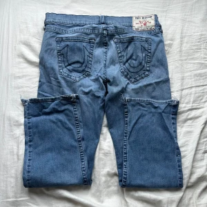 true religion jeans - trueys köpa i usa. Baggy. Lite färgfläckar. Midja rakt över 48cm innerben 77 kom privat för frågor