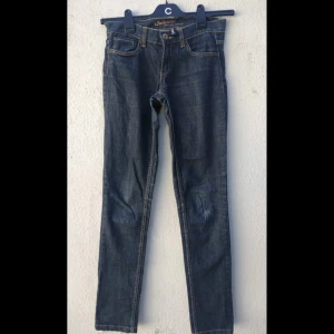 Jeans från lab industries  - Jeansen är hyfsat skinny, de är även låg midjade. De har ett fint mönster på bakfickorna. Säljs för att de inte passar