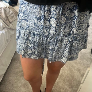 Blåvit kjol med inbyggda shorts - Jättefin blåvit kjol med inbyggda shorts!💗