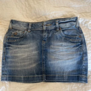 Jeans kjol  - Vintage jeans kjol köpt i Italien, super snygg men lite för stor på mig som har storlek S. Skulle passa ngn med S-M! 250kr plus frakt! 😶‍🌫️