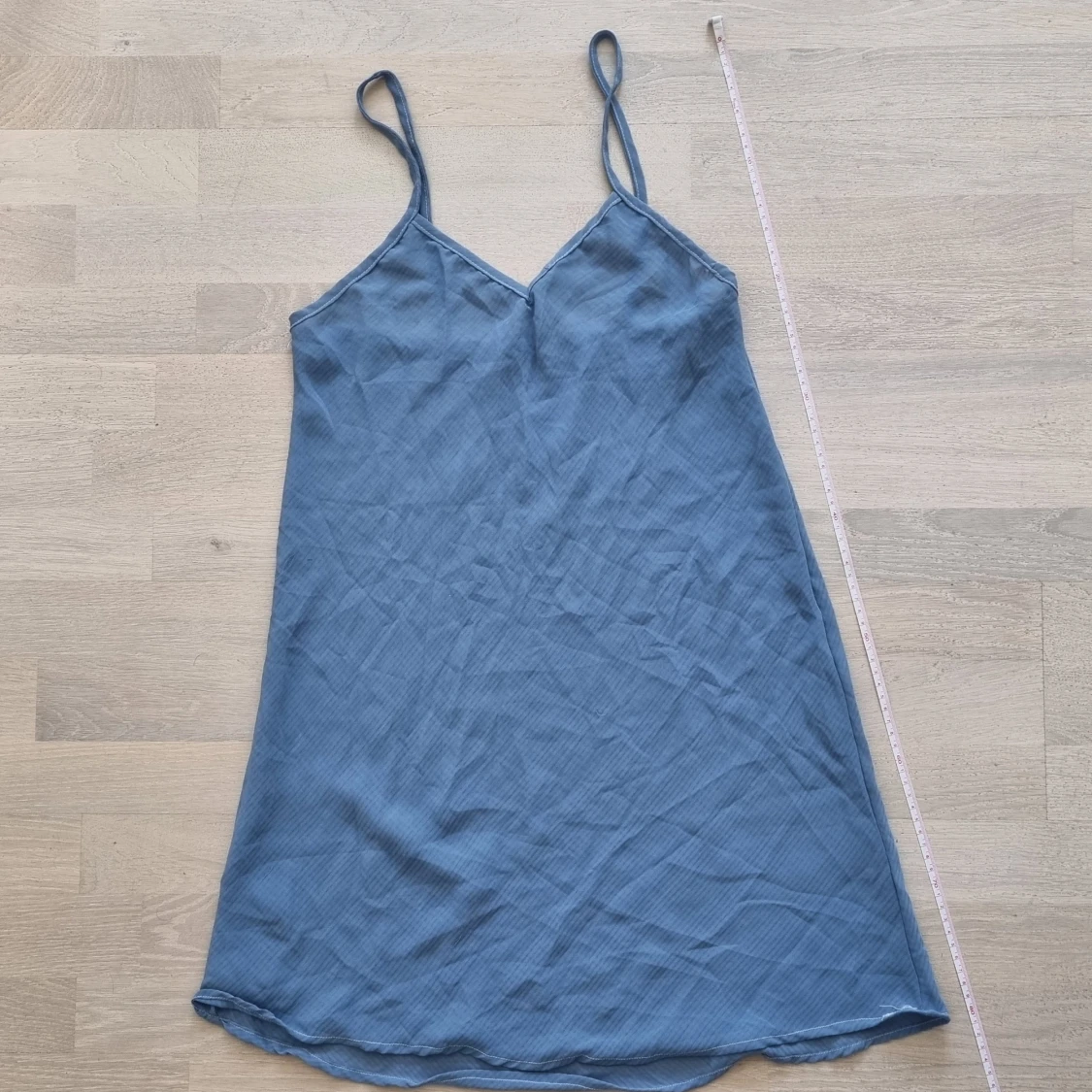 Oanvänd ljusblå meshklänning - 90