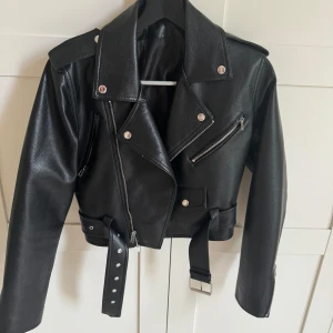 Skinnjacka  - Säljer jätte snygg vintage skinnjacka i fejkläder. Helt nyskick! Köptes för 600kr🥰 Storlek ish XS 