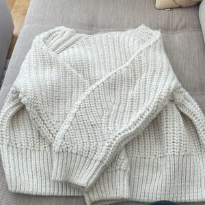 Snygg stickad tröja - Perfekt stickad tröja till hösten och vintern, jättemysigt material och väldigt varm. Lite slitningar vid halsen men inget som märks jättemycket kan skicka mer bilder om det behövs 💓