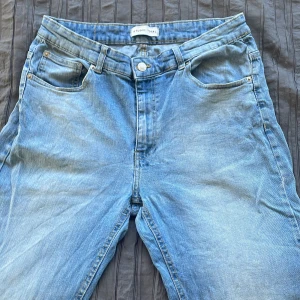 Ljusblå jeans från Studio Total - Säljer ett par ljusblå jeans från Studio Total. W33, längd står ej men de är ganska korta, troligtvis L30 el 31. För korta för kille som vanligtvis har L32. De är i bra skick och har en klassisk femficksdesign med knapp och dragkedja fram. Perfekta för vardagsbruk!