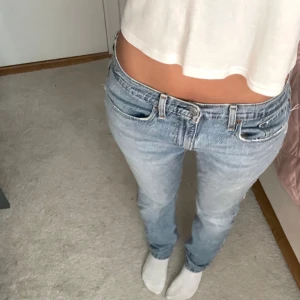 Lågmidjade jeans - Snygga lågmidjade vintage levis jeans💗 Mm 40 cm och inbl 82 cm