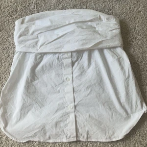 tubtopp 💓 - säljer min systers tubtopp från studenten. endast använd en gång! 💓💓 obs!!! har inga bilder på