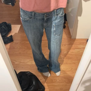 Lågmidjade jeans  - Jättesnygga lågmidjade jeans från Gant dock lite slitningar nertill