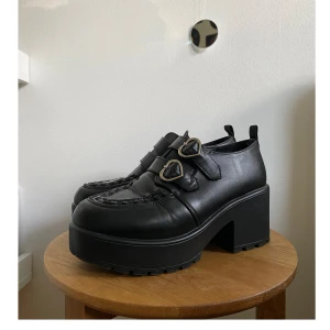 Koi footwear klackskor - Säljer dessa superfina chunky klackskor från KOI Footwear i stl 37. Veganskt läder. En del defekter, men med lite läderfärg och en ny sula blir de så gott som nya. Säljer billigt så du kan lägga pengar på att fräscha upp dem lite :)✨