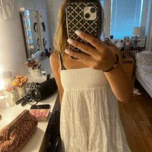 Vit zara klänning volanger - Vit klänning med massa volanger från zara i storlek xs i superbra skick💗