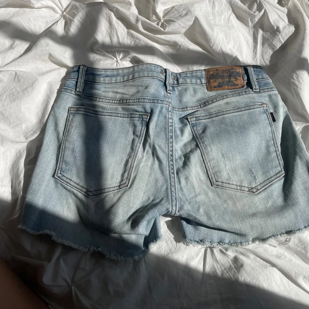 Ljusblåa jeansshorts från crocker storlek M. Shorts.