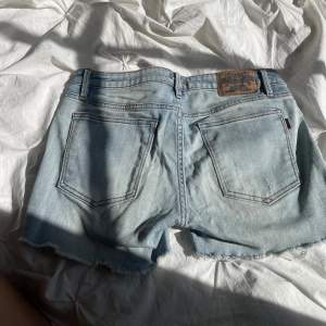 Ljusblåa jeansshorts från crocker storlek M