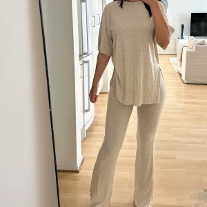 Hm set - Super skönt set ifrån HM i storlek xs i byxor och S i topp🤍Ser ut som nytt!