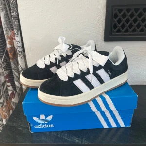 Adidas Campus 00s  - Säljer mina oanvända campus då de tyvärr inte passade💞 storlek 39 1/3 och helt i nyskick💞 Ge prisförslag eller köp direkt för 999kr! 