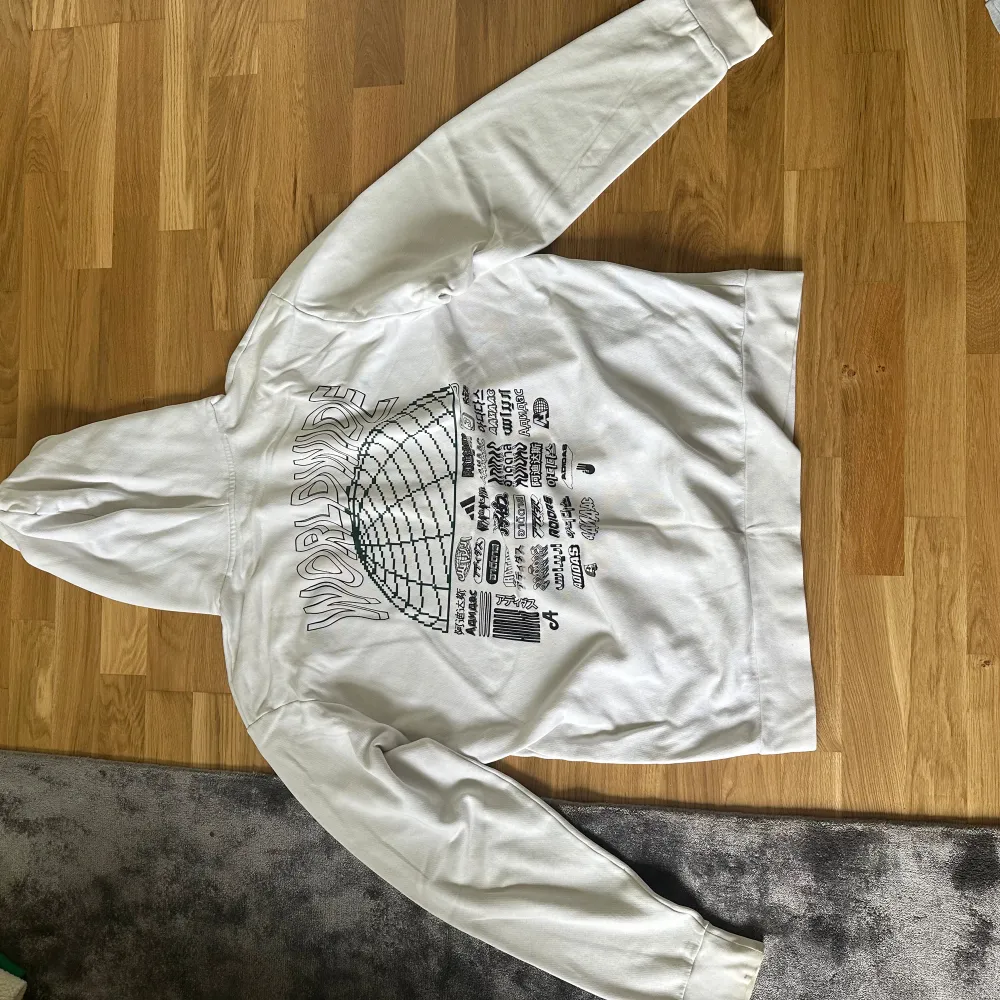 Oversized hoodie från adidas - ordinarie pris: 800kr - rätt så gammal men sitter ändå fint - några färgdefekter, skick: 6/10 Pris kan diskuteras!. Hoodies.