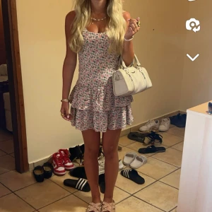 Blommigklänning  - Så fin klänning från fishbone. Inga defekter oxh i nyskick💞