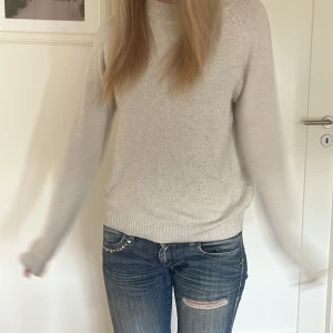 Beige stickad tröja från Vero Moda - Säljer en supermysig beige stickad tröja från Vero Moda. Den är perfekt för höst och vinter med sin varma och sköna känsla. Tröjan har långa ärmar och ribbstickade muddar vid ärmslut och nederkant. Passar perfekt till ett par jeans eller leggings. Köp direkt eller ge prisförslag 💛