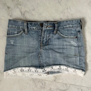 Jeanskjol med spets  - Så fin kjol med unika spetsdetaljer på 🥰❤️