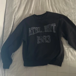 Hoodie  - Den ör bra sick knappt använd , storlek xs från gina  På tröjan står det ATHL DEPT AMERICA 1983 med blå text